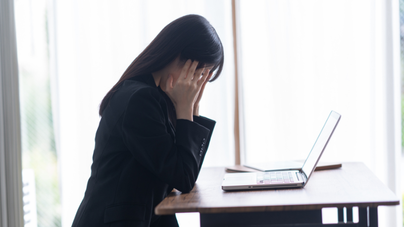 女性起業家がパソコンを使いながらWeb集客について考えている様子