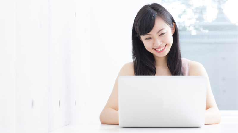 Web集客に取り組む初心者の女性がパソコンを見ている様子